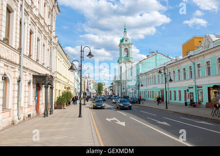 Il paesaggio urbano. Vista di Pyatnitskaya street e la chiesa di San Giovanni Battista in Bor Foto Stock