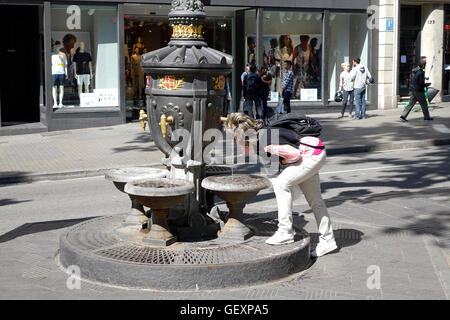 Drinknig pubblica fontana sulla Rambla street Foto Stock