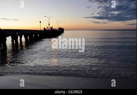 Coogee,WA,Australia-October 25,2015:Oceano Indiano jetty con persone in silhouette e il tramonto colorato a Coogee Beach a Coogee, Australia occidentale Foto Stock