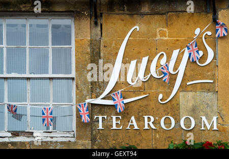 Lucia segno sala da tè e union jack bunting. Stow on the Wold, Cotswolds, Gloucestershire, Inghilterra Foto Stock