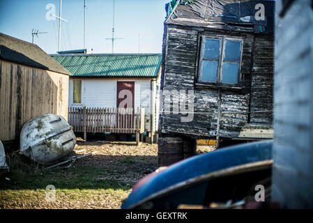 Clapboard abitazioni accanto al fiume nella vecchia Felixstowe. Foto Stock