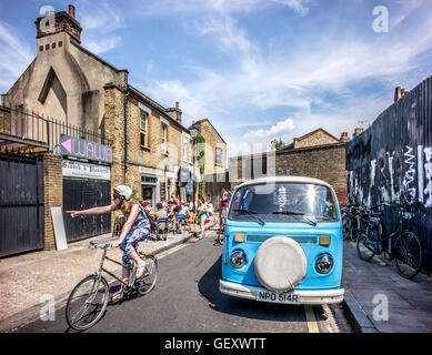 Scena di strada in Columbia Road a Londra. Foto Stock
