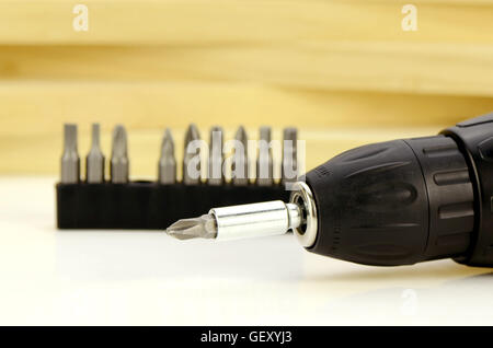 Cacciaviti cordless con vari tipi di punte delle viti. Foto Stock
