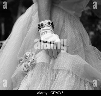 Glovers bianco di una dama elegante con il bocchino e stile vintage dress Foto Stock