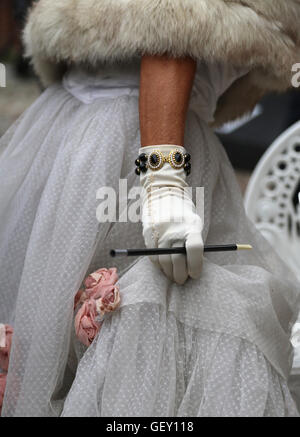 Glovers bianco di una dama elegante con il bocchino Foto Stock