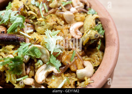 Carni bovine indiano Biryani in pentola di creta Foto Stock