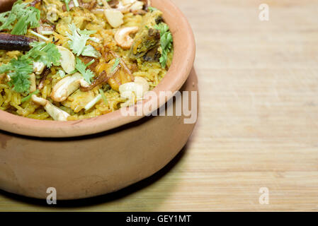 Carni bovine indiano Biryani in pentola di creta Foto Stock