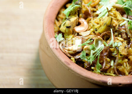 Carni bovine indiano Biryani in pentola di creta Foto Stock