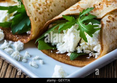 Crespelle con rucola e formaggio, burrito style Foto Stock