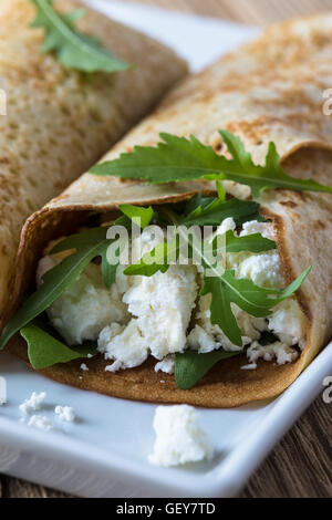 Crespelle con rucola e formaggio, burrito style Foto Stock