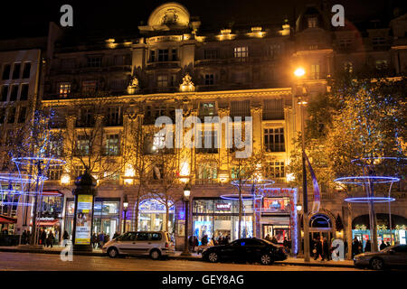 Luci brillanti e ostentato negozi degli Champs Elysees di Parigi, Francia Foto Stock