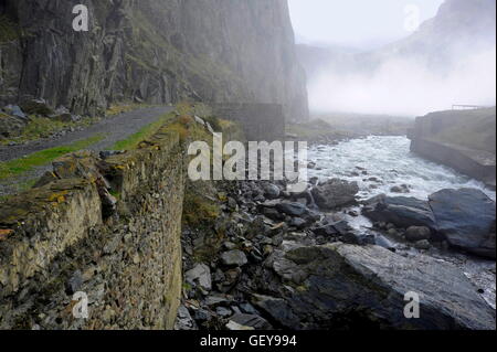 Geografia / viaggi, Georgia, le montagne del Caucaso, Georgiano Strada militare, Stepantsminda, Kazbegi, Fiume Terek nella gola di Darial, Darial Gorge vicino al confine, rimane del Georgian Storico strada militare al confine con la Russia, Foto Stock