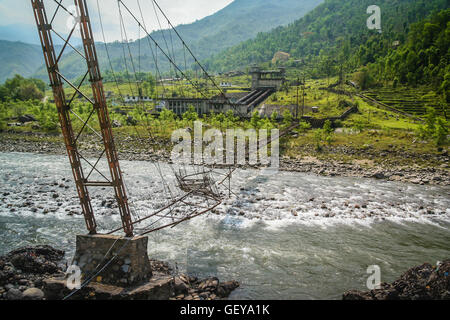 Danneggiato ponte sopra il Bhote khosi fiume, che scorre attraverso la bella valle di montagna nelle montagne del Nepal Foto Stock