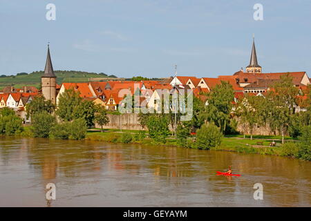 Geografia / viaggi, in Germania, in Baviera, Karlstadt sui principali, mura, Maintor (gate) con torre rotonda (sinistra), la chiesa parrocchiale di San Andreas, (a destra), la città vecchia, principale riverside, Foto Stock