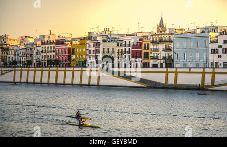 Un caldo e favoloso tramonto sul fiume Guadalquivir nel sud della Spagna. Siamo nella città di Siviglia Foto Stock