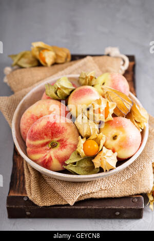 Un assortimento di frutta in una grande ciotola Foto Stock