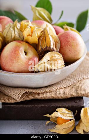 Un assortimento di frutta in una grande ciotola Foto Stock