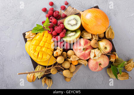 Fresche e mature frutta tropicali board Foto Stock