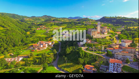 Vista aerea di Vestenanova, una piccola città ai piedi dei monti Lessini, Verona, Italia. Foto Stock