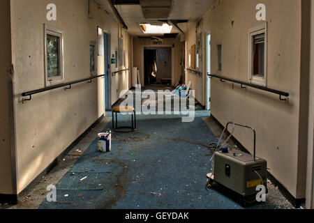 Uno dei corridoi e delle attrezzature mediche all'interno di St Clements ospedale in East End di Londra prima della grande trasformazione. Foto Stock