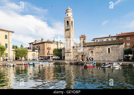 Piccolo e romantico porto di Lazise sul Lago di Garda, Italia. Foto Stock