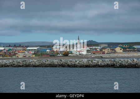Alaska, Nome. Mare di Bering vista del centro della città di nome con il vecchio San Giuseppe Hall (chiesa) Foto Stock