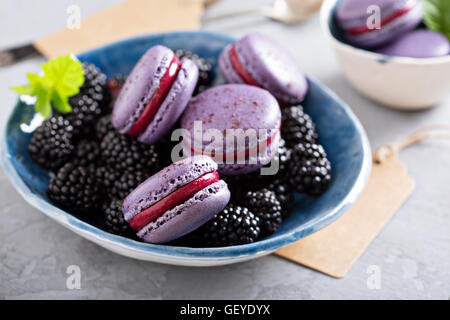 French macarons su una tabella di colore grigio Foto Stock