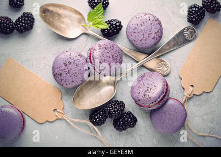 French macarons su una tabella di colore grigio Foto Stock