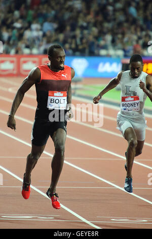 Usain Bolt della Giamaica vincendo la mens 200 metri al 2016 Müller anniversario giochi, London Olympic Stadium, Stratford Foto Stock