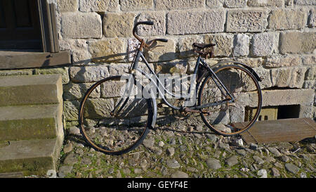 Vecchio arrugginito in vecchio stile bicicletta fuori ordine Foto Stock