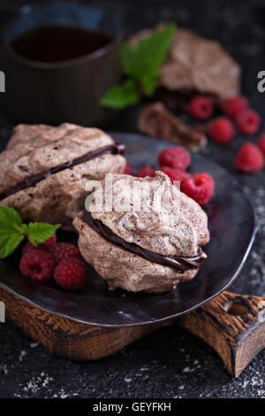 Meringa dessert con cioccolato e lamponi Foto Stock