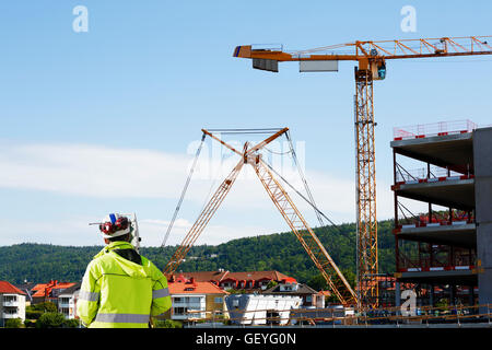 Surveyor e strumento nel settore edile Foto Stock