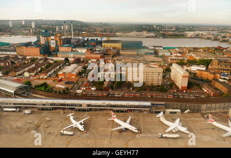 Vista da un aeromobile a decollo da London City Airport, il fiume Tamigi in background con Tate & Lyle fabbrica sulla sinistra Foto Stock