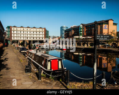 Il cavallo di magazzino e Hilton Hotel Victoria Quays, Wharf Street, Sheffield Foto Stock
