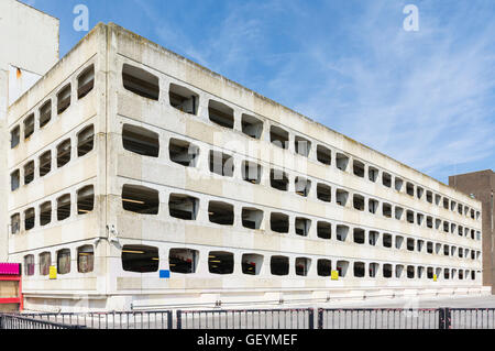 Grafton parcheggio multipiano a Worthing. Calcestruzzo brutto parcheggio multipiano a Worthing West Sussex, in Inghilterra, Regno Unito. Foto Stock