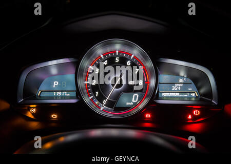 Moderno strumento di auto sul pannello del cruscotto o il tachimetro in tempo di notte Foto Stock