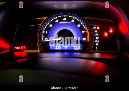 Moderno strumento di auto sul pannello del cruscotto in tempo di notte Foto Stock