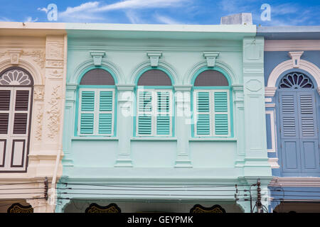 Windows classico stile Cino-portoghese architettura a Phuket Thailandia. Vintage windows Foto Stock