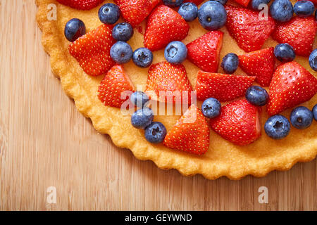 Vista superiore della torta di frutta su un tavolo marrone Foto Stock