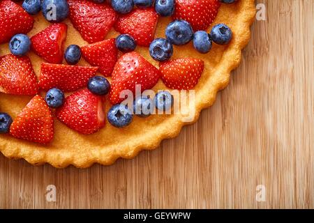 Vista dall'alto di fragola e mirtillo dessert su un tavolo di legno Foto Stock