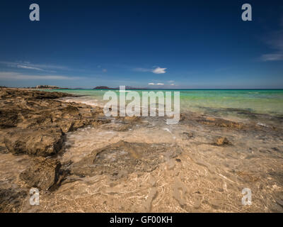 Splendido mare blu turchese in Corralejo Dunes National Park a Fuerteventura, Isole canarie, Spagna Con Los Lobos Island in th Foto Stock