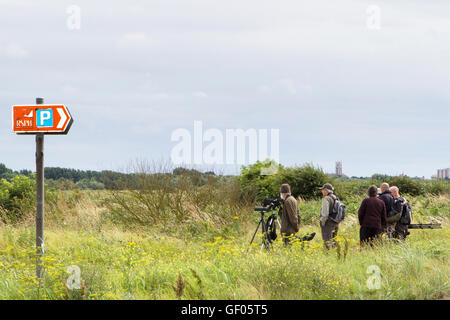 Birdwatcher, birdwatching, birders, binocoli per osservazione della fauna selvatica, oscilloscopi, Ottiche, tripodi, avvistatori di fauna selvatica presso la RSPB Marshside Reserve, Southport UK Foto Stock