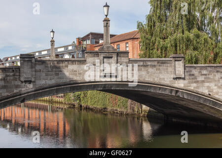 Una vista di Whitefriars ponte che attraversa il fiume Wensum nel centro città di Norwich, Norfolk, Inghilterra, Regno Unito Foto Stock