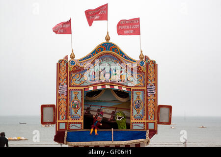 Weymouth tradizionale del punzone sul mare e Judy show, Weymouth Beach, Dorset England Regno Unito Foto Stock