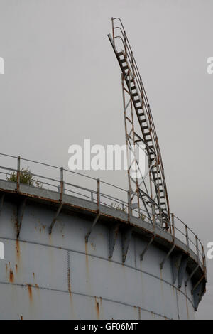Passi per nulla su una metà smontata gasometro Weymouth Dorset Inghilterra Foto Stock