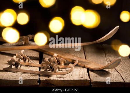 Vecchio cieli e pattini come regalo di natale Foto Stock