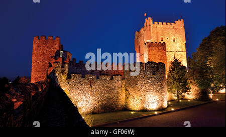 Il Portogallo, Tras-os-Montes: vista notturna del medievale castello di Braganca Foto Stock