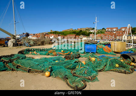 Le reti da pesca stabiliti sul porto di Whitby, North Yorkshire, Regno Unito un pomeriggio estivo Foto Stock
