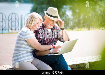 Età matura godendo di ogni altro Foto Stock