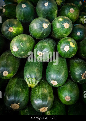 Un mucchio di materie le zucchine fresche in vendita su un mercato a Ponta Delgada, Azzorre, Portogallo Foto Stock